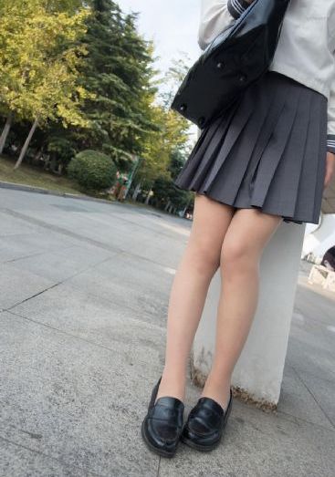 两女一指