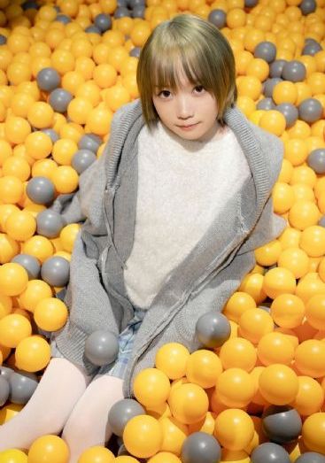 大胸隔壁女孩