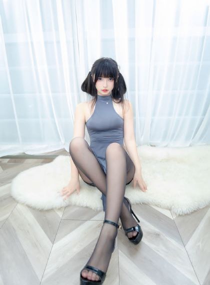 美女在床上打扑克